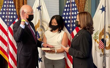 Embajador de EU en México jura el cargo ante vicepresidenta Kamala Harris