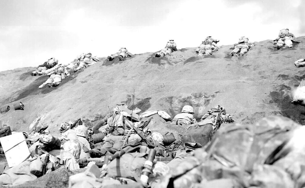 Esta imagen muestra a los marines estadounidenses en el terreno volcánico de Iwo Jima, que dificultaba avanzar por la superficie de ceniza. Foto: US National Archives.