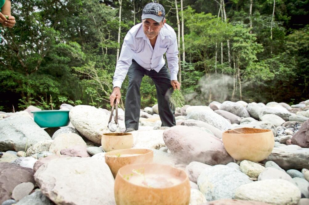 Antes este platillo lo preparaban los hombres, principalmente, pero en la actualidad ya participa la familia en conjunto (Foto: MARIO A. MARTÍNEZ)