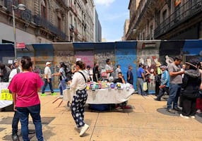 Continúan largas filas para entrar al Zócalo; acceso permanece controlado en Madero