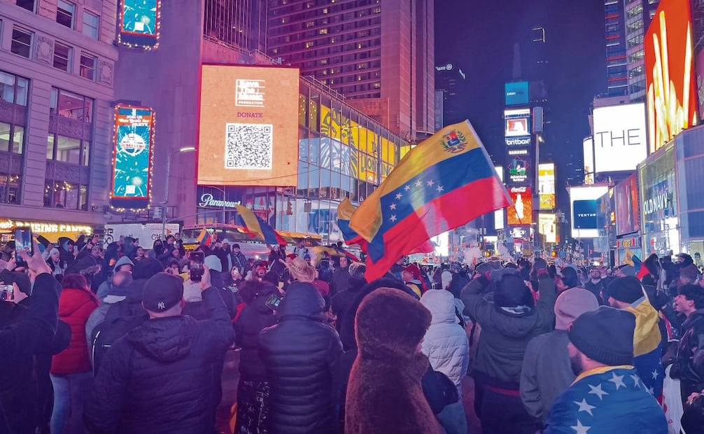 Nueva York.— Venezolanos celebraron ayer durante una manifestación en Times Square; otros pidieron paz para el país sudamericano. También hubo celebraciones por la caída del líder del régimen chavista por parte de venezolanos y cubanos en Florida. Foto: Nora Quintanilla /EFE
