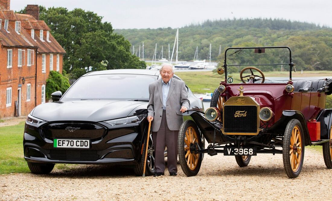 Hombre de 101 años que aprendió a manejar en un Model T prueba el Mustang Mach-E