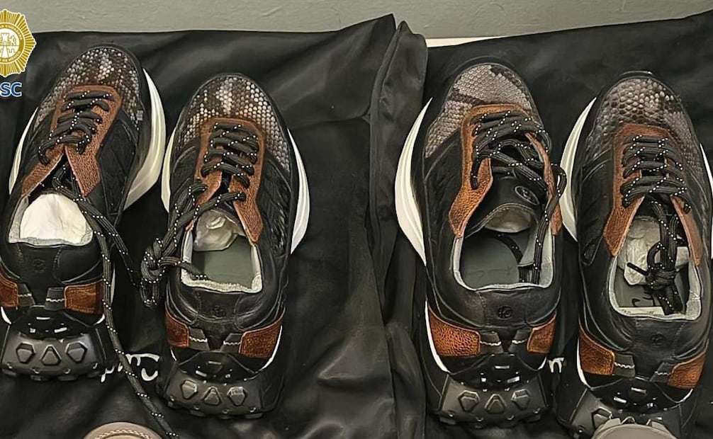 Detienen a mujer acusada de robar tenis de 14 mil pesos en la alcaldía Cuauhtémoc; trabajadores la retuvieron. 
Foto: Especial.