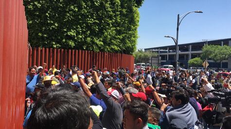 Desalojan San Lázaro; CNTE bloquea nuevamente los accesos