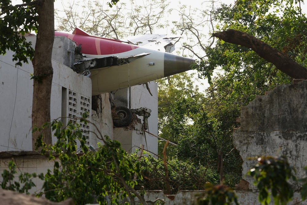 La cola del avión que se estrelló sobre un edificio en Ahmedabad, India, tras despegar del aeropuerto. FOTO: AJIT SOLANKI. AP