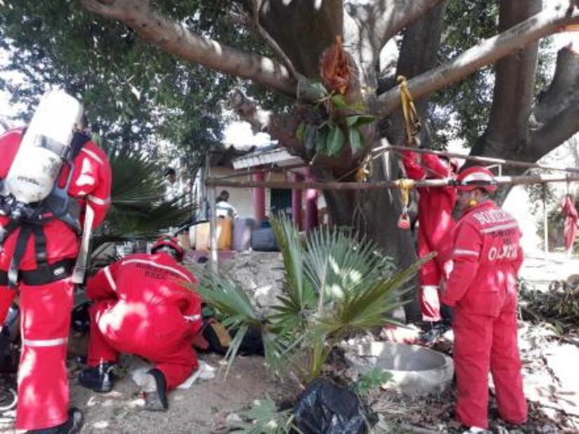 Bomberos de Oaxaca rescatan a perro que cayó a un pozo