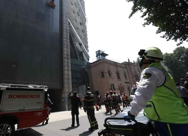 Simulacro Nacional 2024: Elementos de la Marina, Bomberos y ERUM aparentan labores de emergencia en Torre Reforma
