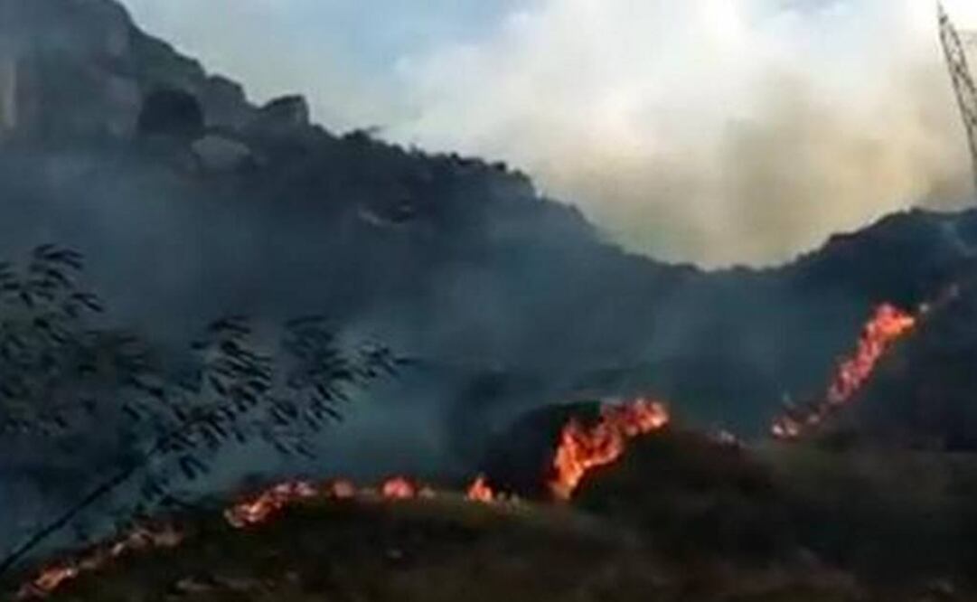 Las brigadas de bomberos y expertos del Servicio Nacional de Áreas Naturales Protegidas por el Estado (Sernanp), combaten las llamas en la localidad de Collpani. FOTO: El Comercio de Perú/GDA