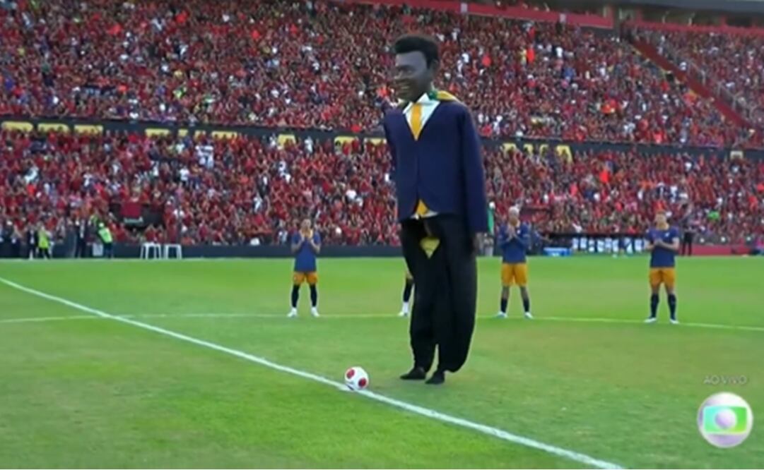 La figura gigante de Pelé en el campo de juego / Foto: Especiales