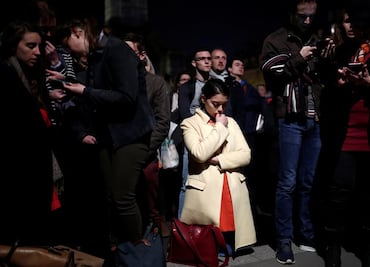 Un "Ave María" contra el espanto del fuego en Notre Dame
