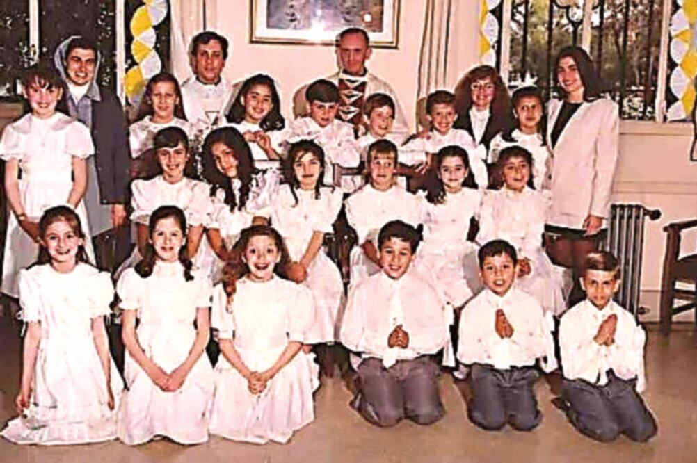 Primera comunión. En el círculo Jose Ignacio el día que su tío Jorge Bergoglio, arriba en el centro, le dió a probar el cuerpo de Cristo (CORTESÍA FAMILIA BERGOGLIO)