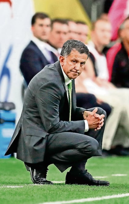 A Juan Carlos Osorio se le notó preocupado en la zona técnica (AARON M. SPRECHER. EFE)