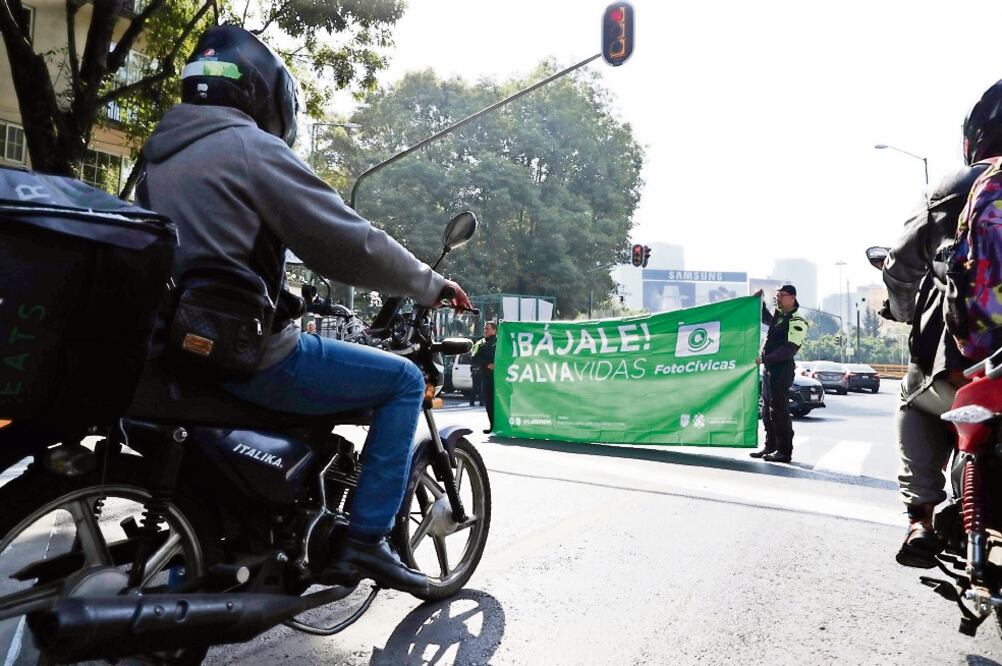 En el cruce de Thiers y Darwin, la jefa de Gobierno, Claudia Sheinbaum Pardo, dio el banderazo al programa fotocívicas. / DIEGO SIMÓN SÁNCHEZ. EL UNIVERSAL