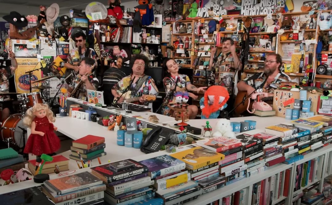 Tulio, Juan Carlos Bodoque, Patana y los personajes de "31 Minutos" dieron un mini concierto. Foto: NPR Music (Captura YouTube)