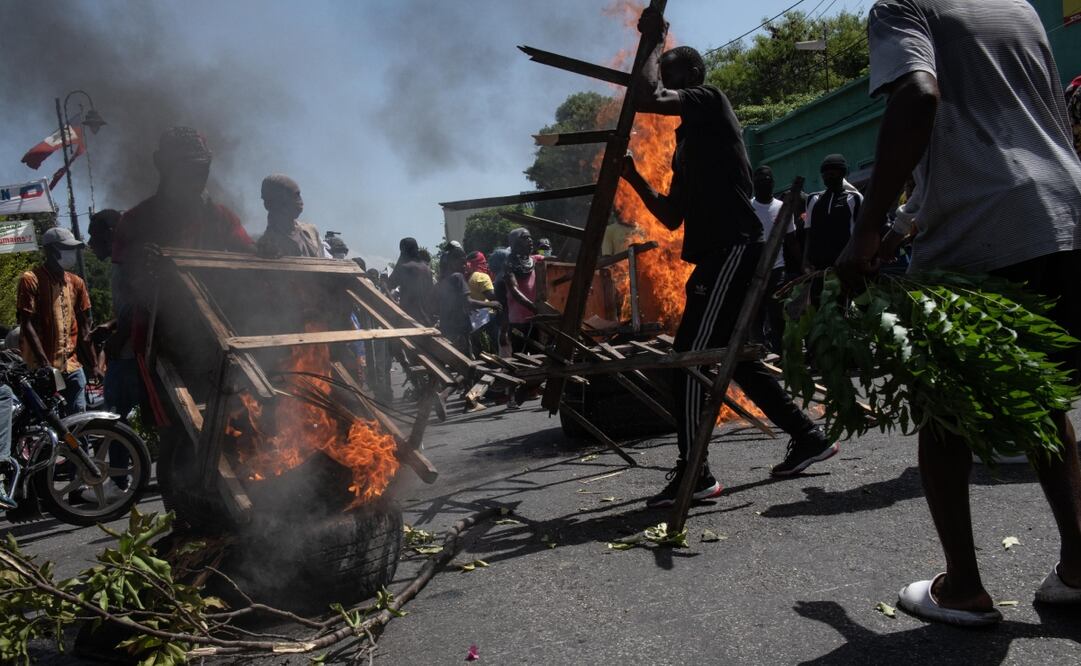 Los manifestantes piden a las autoridades que asuman sus responsabilidades reforzando la comisaría de Carrefour-Feuilles. Foto: EFE