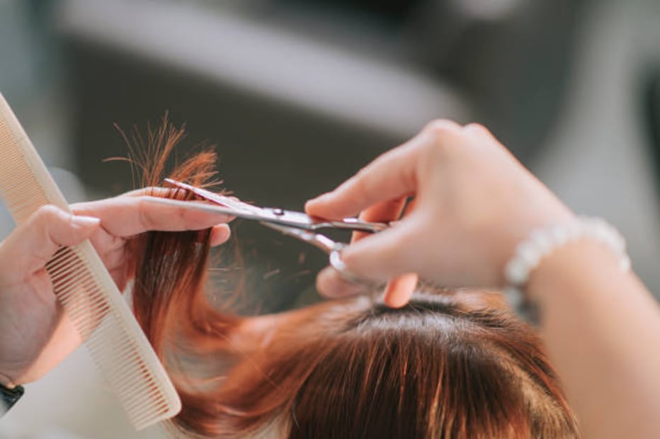 Corta constantemente las puntas secas y abiertas. Foto: Unsplash