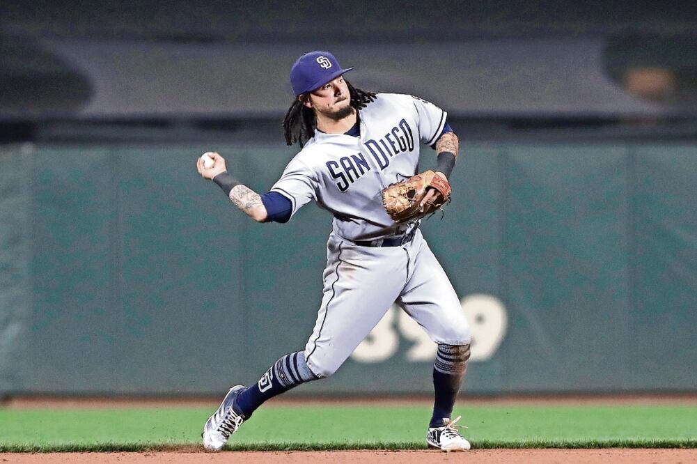 El pelotero cubre la segunda base para los Padres de San Diego. (JEFF CHIU. AP)