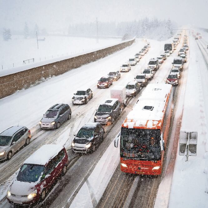 El tráfico avanza lentamente a lo largo de la autopista A10 cerca de Villach, hacia Salzburgo, Austria, debido a las nevadas. ARNO MELICHAREK. AFP