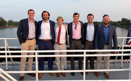 Grupo partidario de deportaciones masivas realiza evento en yate; impulsa su agenda en Washington
