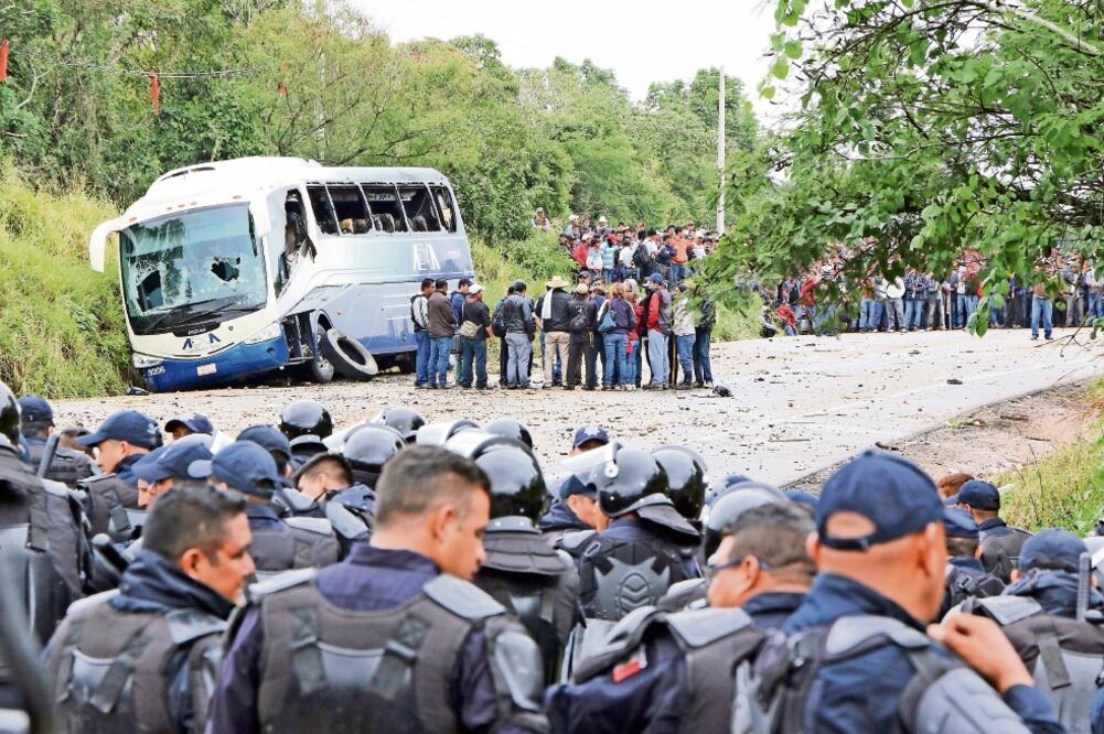 Las autoridades informan que los disidentes pretendieron utilizar este autobús cargado con bombas molotov contra policías estatales y federales, pero el operador arrolló a los profesores se manifestaban ( FOTO: JACOB GARCÍA. CUARTOSCURO)