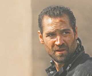 A Manuel García Rulfo los niños le preguntan cómo huyó de los dinosaurios en "Jurassic Park"