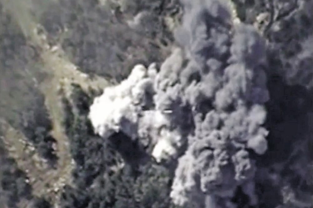 Imagen sacada de un video del ministerio de Defensa ruso que muestra un bombardeo de su aviación contra supuestas instalaciones del EI, en Hama, ayer (EFE)