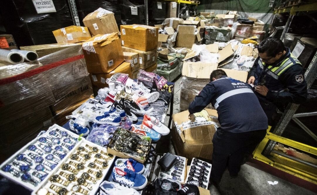A large amount of clothes, sportswear, watches, jewelry, hand purses, and cell phone accessories, among other products, were found in the airport - Photo: Germán Espinosa/EL UNIVERSAL