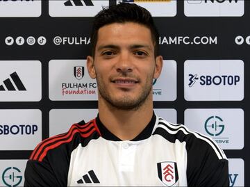Raúl Jiménez es reventado por una figura del Fulham; no cree que vaya a ser el nuevo goleador