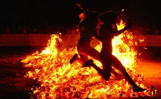 ¿Qué es la noche de San Juan?; mitos, fuego y los rituales más populares para atraer la buena suerte