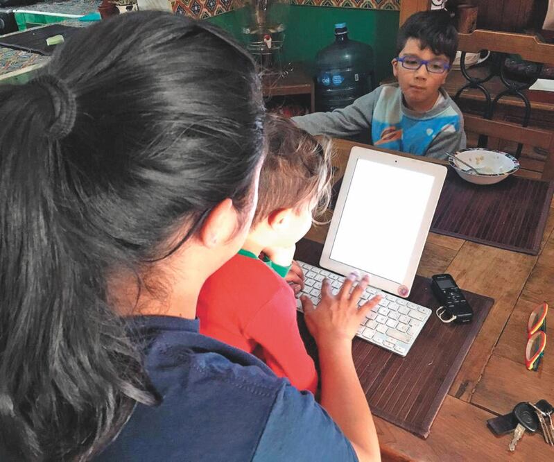 Las plataformas digitales serán una gran ayuda para que los pequeños puedan divertirse y “reunirse” con famililares y amigos. ESPECIAL