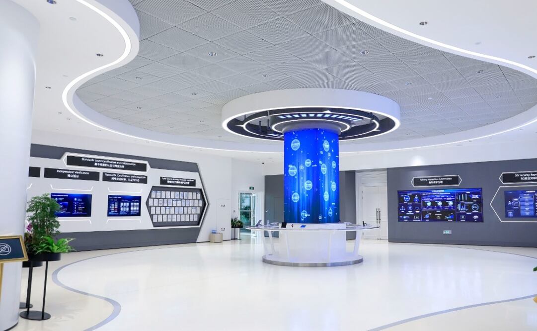 Está ubicado en Dongguan, China. 