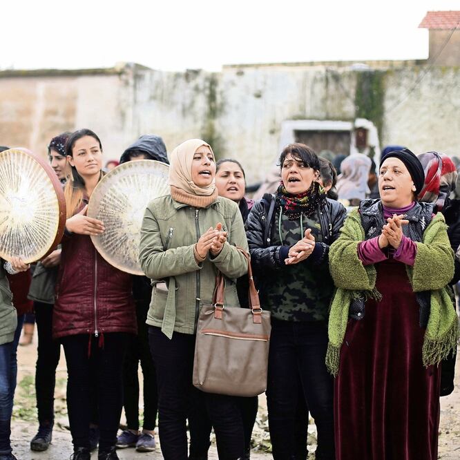Sirias encabezaron ayer una protesta cerca de la frontera con Turquía, en la localidad de Ras al-Ayn. Foto: RODI SAID. REUTERS