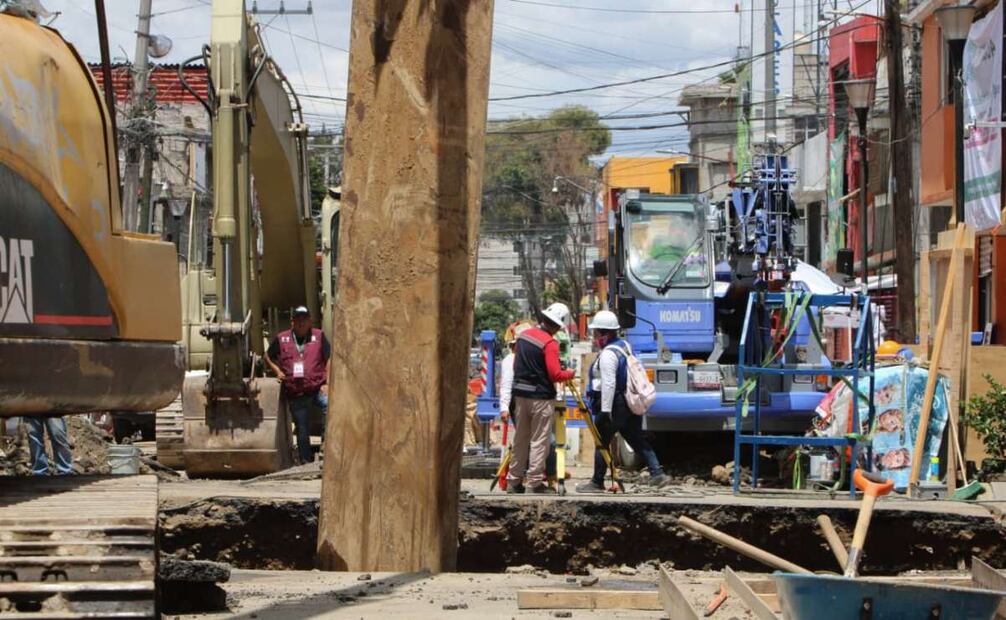 Hoy, alrededor de las 14:00 horas, esta familia tuvo el visto bueno de personal de la Secretaría de Protección Civil para sacar sus pertenencias más necesarias.
Foto: Darío Luna
