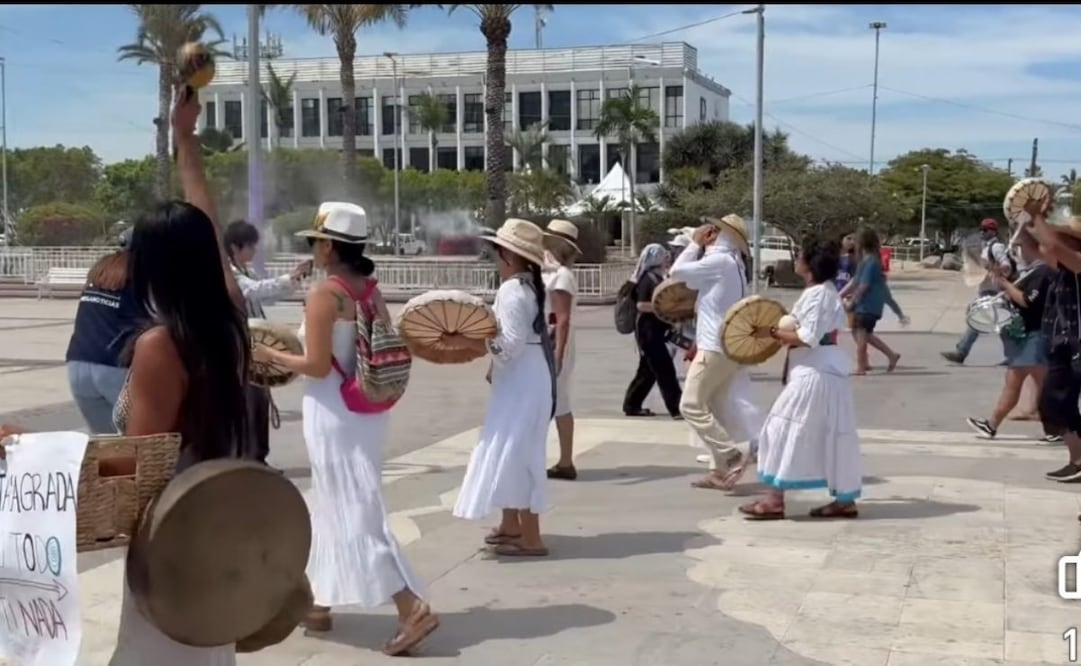 Ambientalistas marchan en La Paz, BCS para proteger la Sierra de la Laguna; exigen frenar proyectos.
Foto: Especial.