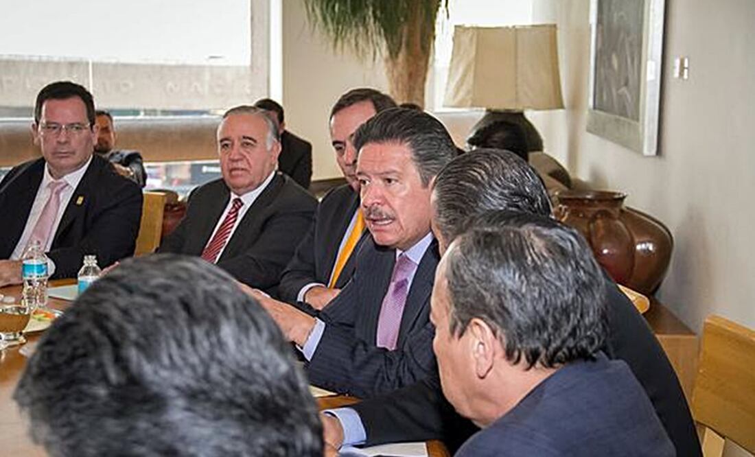 El líder del sol azteca encabezó la reunión de perredistas con representantes de la IPN. FOTO: Tomada de Twitter