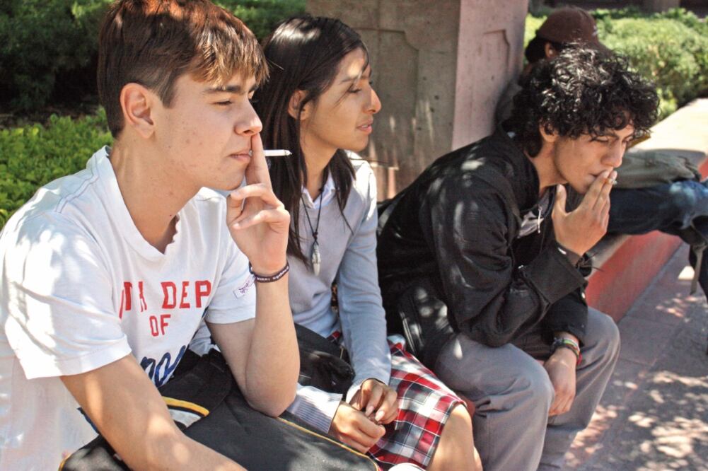 Según encuestas, 30.4% de los estudiantes de secundaria y bachillerato han consumido tabaco; 700 mil fuman diario (ARCHIVO EL UNIVERSAL)