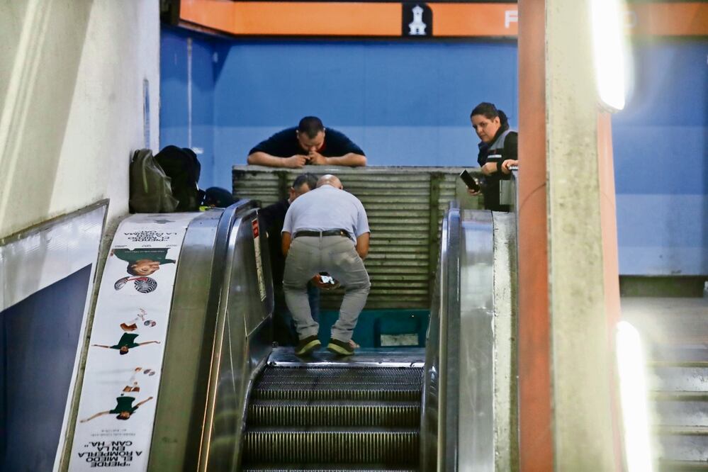 Personal del Metro verificó el funcionamiento del equipo y de los mecanismos de seguridad. Foto: Francisco Rodríguez / El Universal