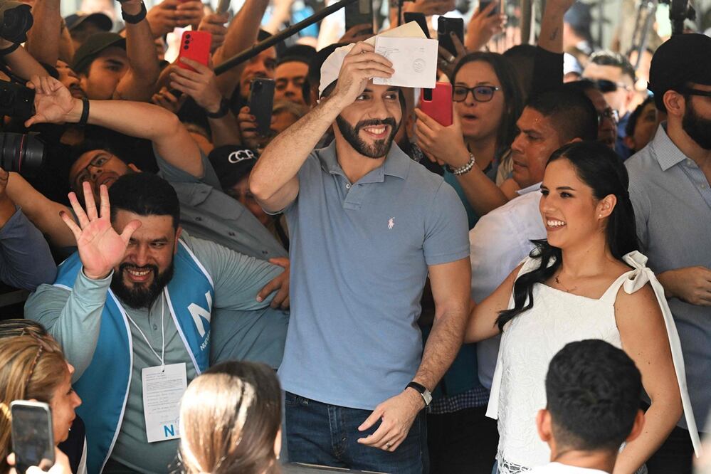 Nayib Bukele emite su voto durante las elecciones presidenciales y legislativas en un colegio electoral en San Salvador. Foto: AFP