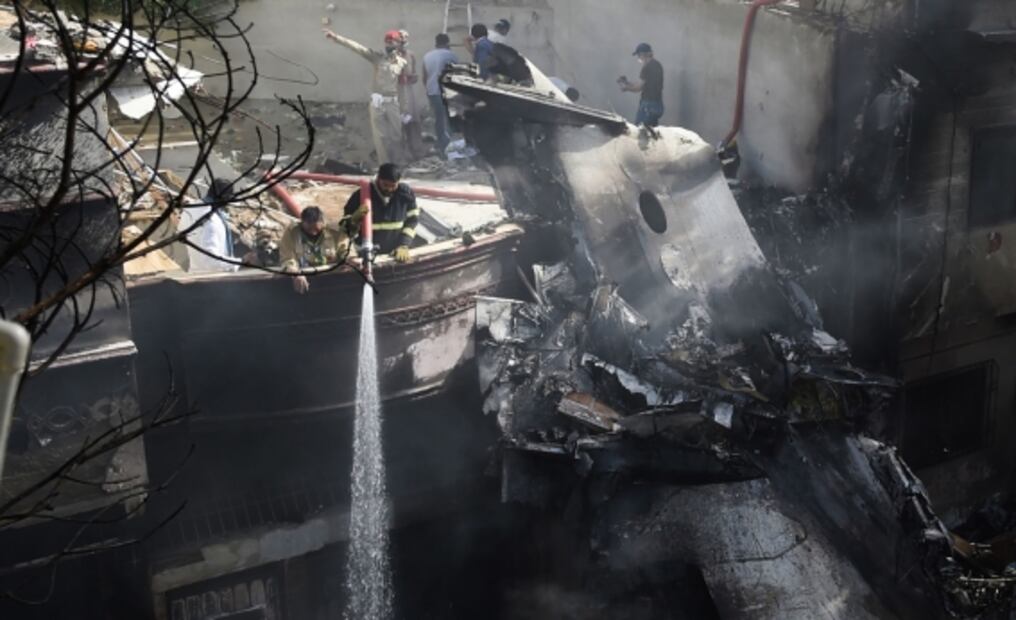 Se estrella avión en Pakistán con 107 personas a bordo