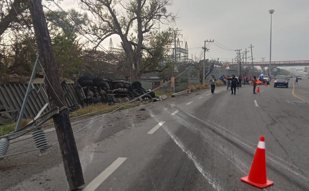 Las dos unidades quedaron a un lado de la carretera Ciudad Victoria a Monterrey. Foto: Especial