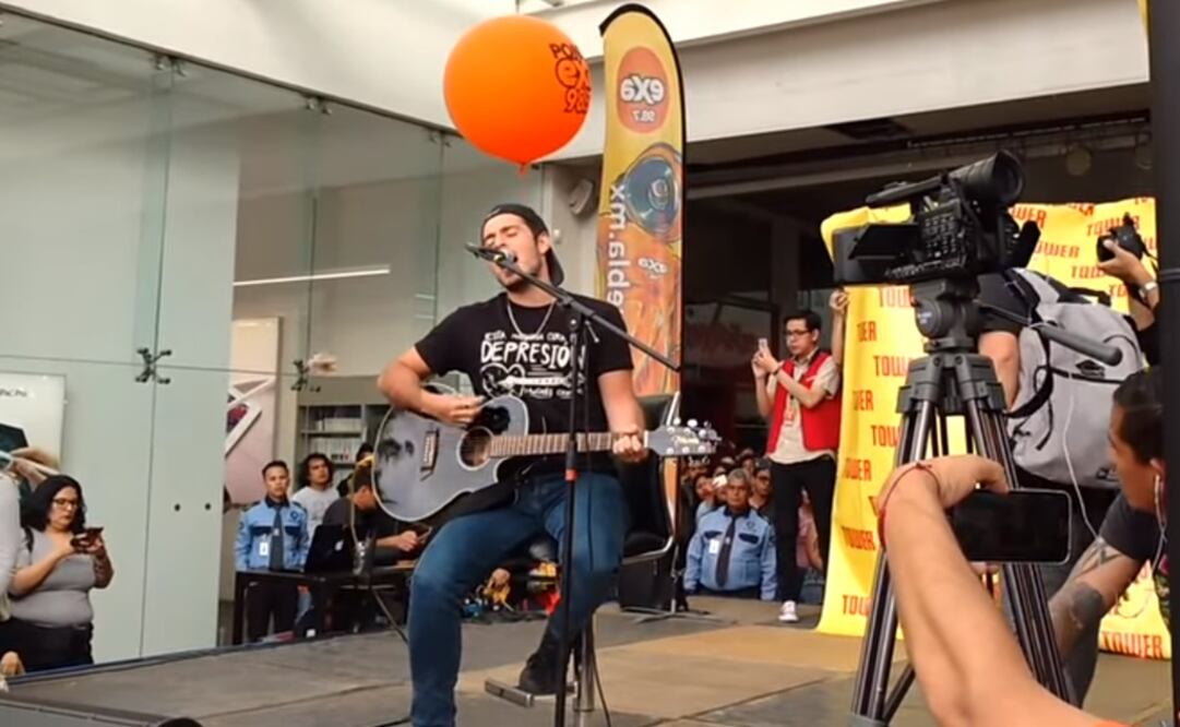 Problema. El show se realizó previo a una firma de autógrafos en Metepec. Madero siguió cantando después de la agresión (YOUTUBE)