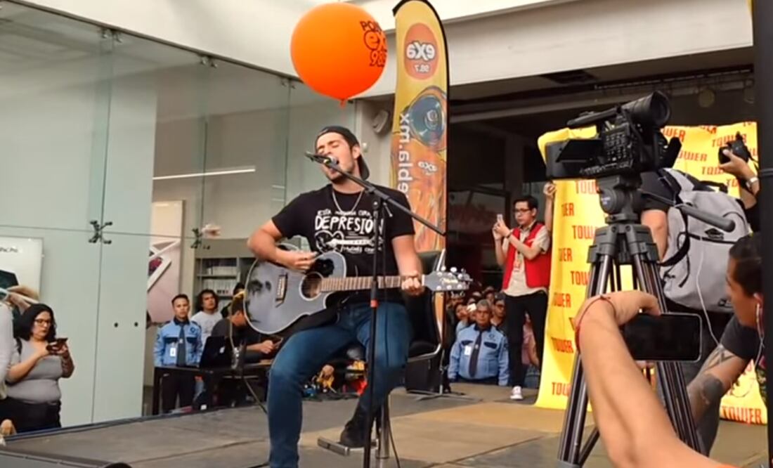 Problema. El show se realizó previo a una firma de autógrafos en Metepec. Madero siguió cantando después de la agresión (YOUTUBE)