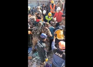 Equipo mexicano en Turquía logra rescatar a niña de 8 años con vida