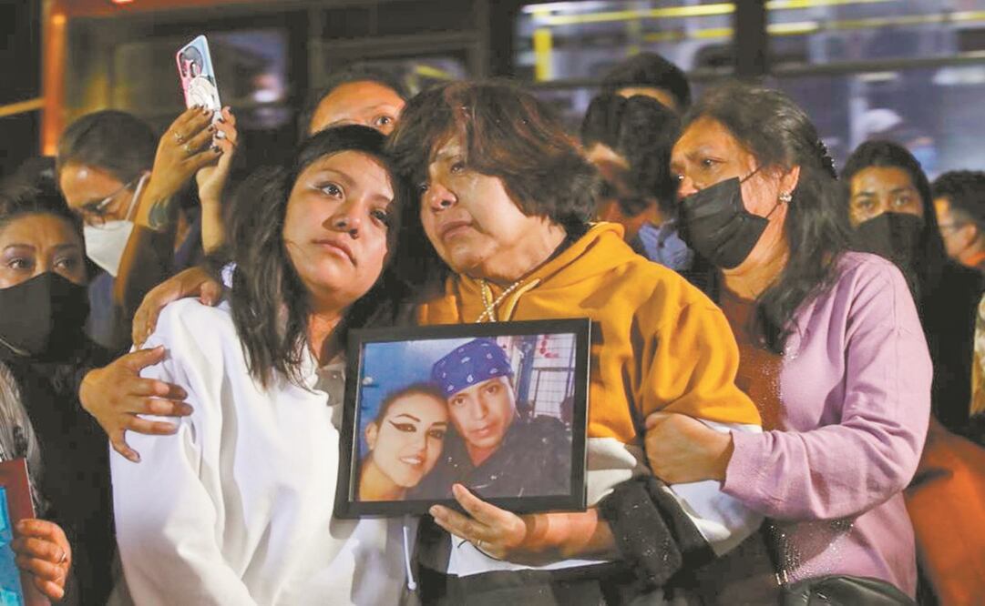 Sobrevivientes, familiares de fallecidos y ciudadanos hicieron una vigilia en la zona del colapso en la Línea 12 del Metro. Guardaron un minuto de silencio. Foto: Valente Rosas/ EL UNIVERSAL.
