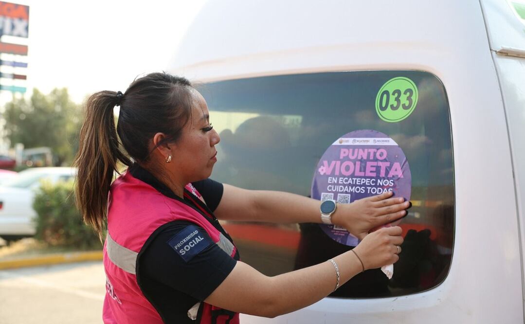 elementos de Prevención del Delito y Policía de Género colocaron calcomanías de Puntos Violeta en combis. Foto: Especial
