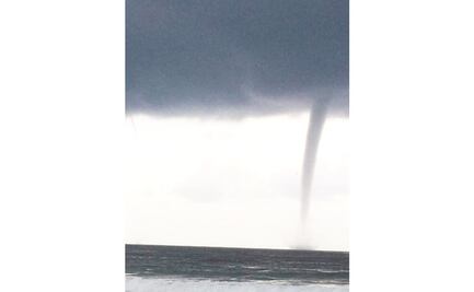 Captan torbellino marino en Playa Agua Blanca, Oaxaca