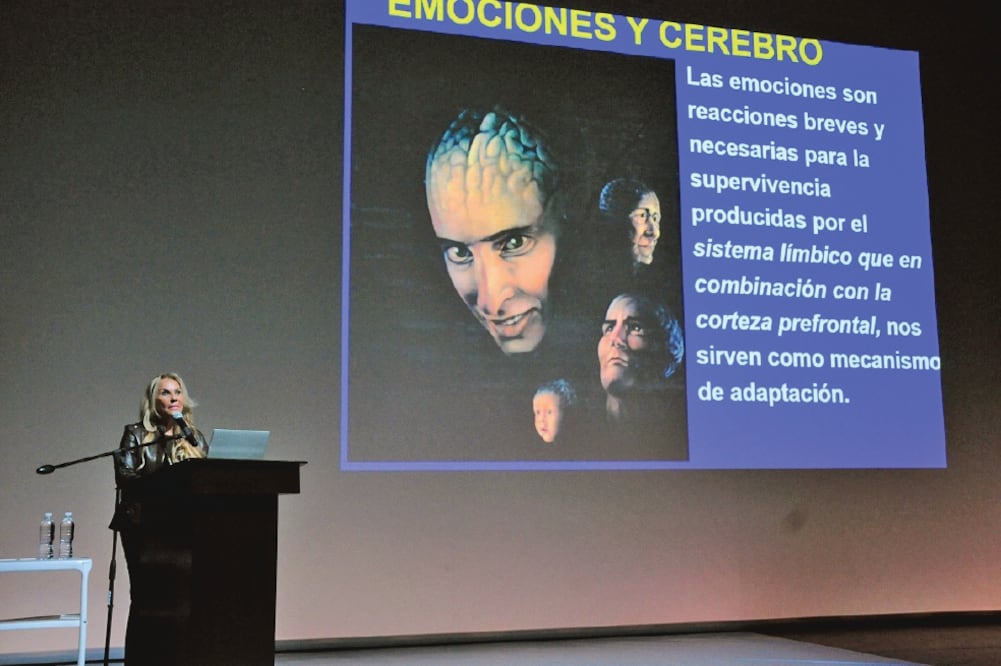 La psicóloga Feggy Ostrosky abrió el Festival de Novela Negra Huellas del Crimen en San Luis Potosí con una conferencia sobre el cerebro, emociones y violencia. (CNCA)