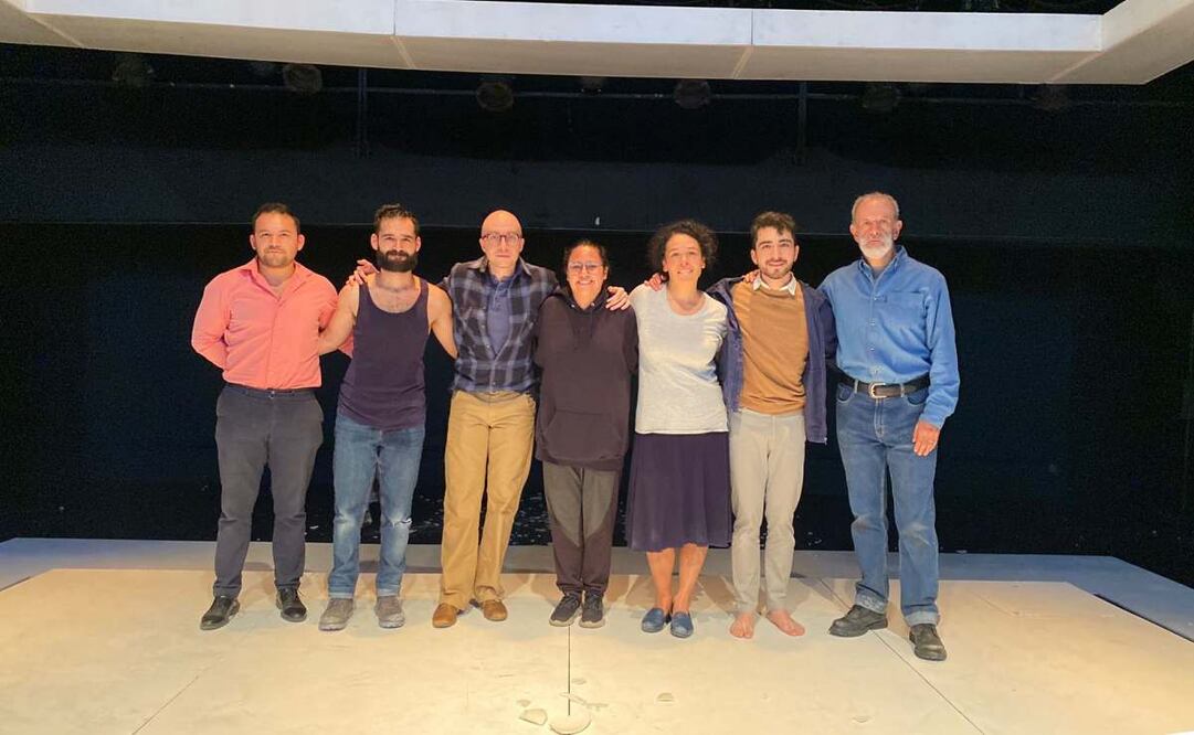 César Chagolla, director de Variaciones Schrödinger, y elenco. Foto: Especial