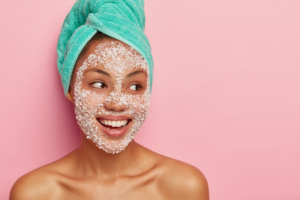 La exfoliación es clave para lucir una piel radiante. Foto: Freepik