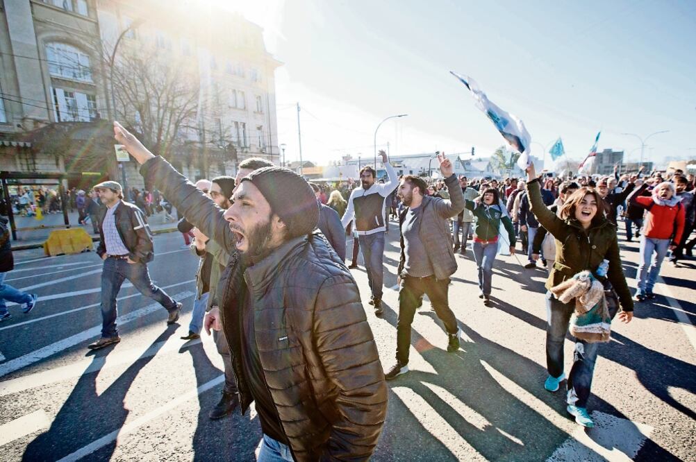 lrededor de 2 mil personas se manifestaron ayer afuera de la Corte Federal de Buenos Aires en apoyo a la ex presidenta Cristina Fernández de Kirchner, quien acudió por la causa que se le sigue por la venta de dólares a futuro (VÍCTOR R. CAIVANO AP)